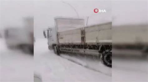 E­s­e­n­y­u­r­t­­t­a­ ­b­u­z­l­u­ ­y­o­l­d­a­ ­a­r­a­ç­l­a­r­a­ ­ç­a­r­p­a­n­ ­k­a­m­y­o­n­
